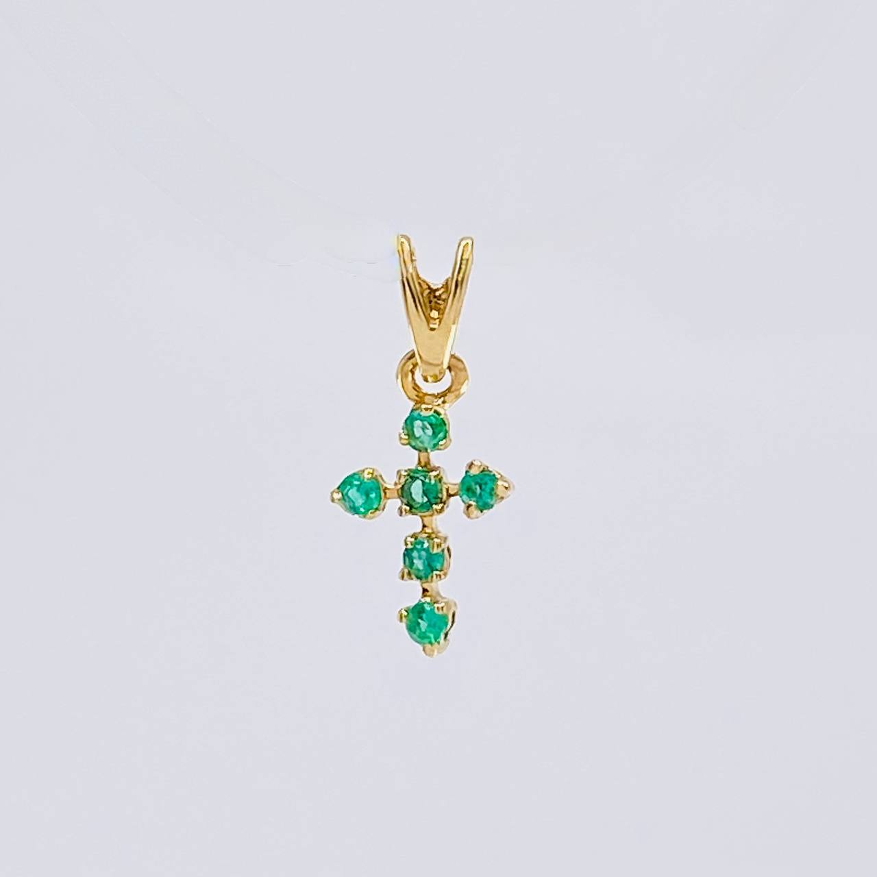 Dije Cruz Puntas Flechas Esmeraldas 7pts 0.25g / 1.3cm Oro Amarillo 18K