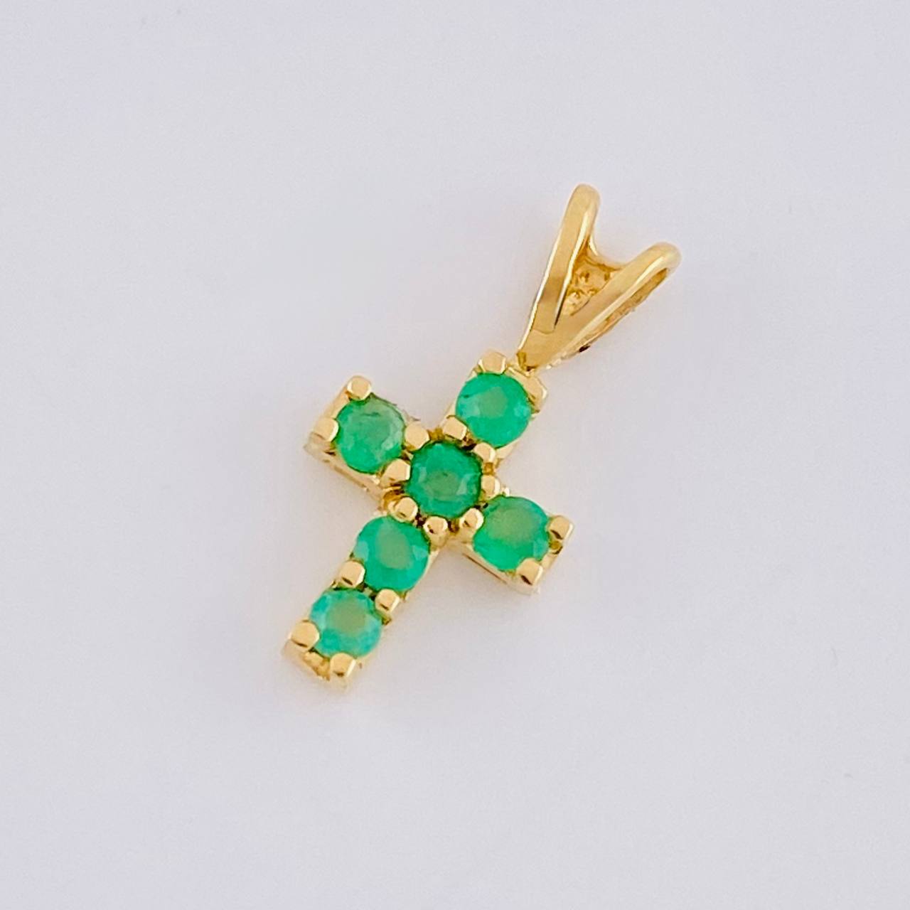 Dije Cruz Tupida Esmeraldas 18pts 0.45g / 1.3cm Oro Amarillo 18K