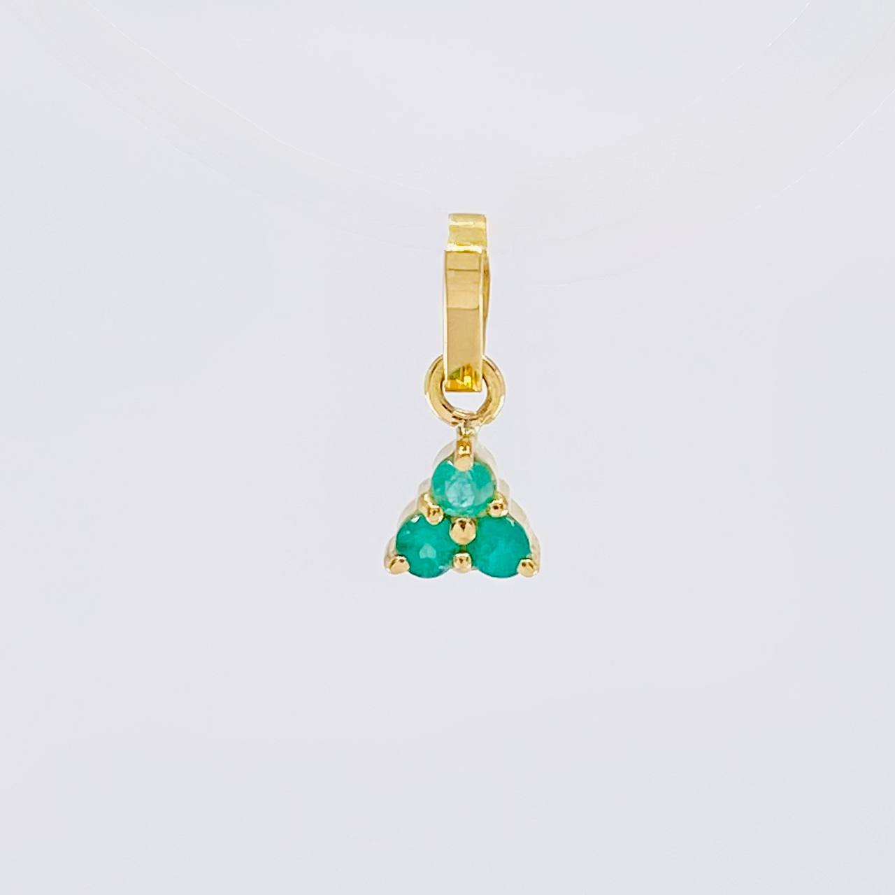 Dije Triangulo Esmeraldas 13pts 0.3g / 1cm Oro Amarillo 18K