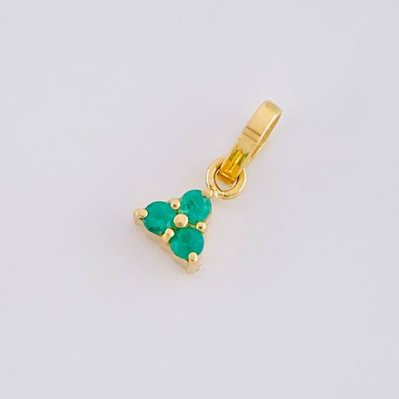 Dije Triangulo Esmeraldas 13pts 0.3g / 1cm Oro Amarillo 18K