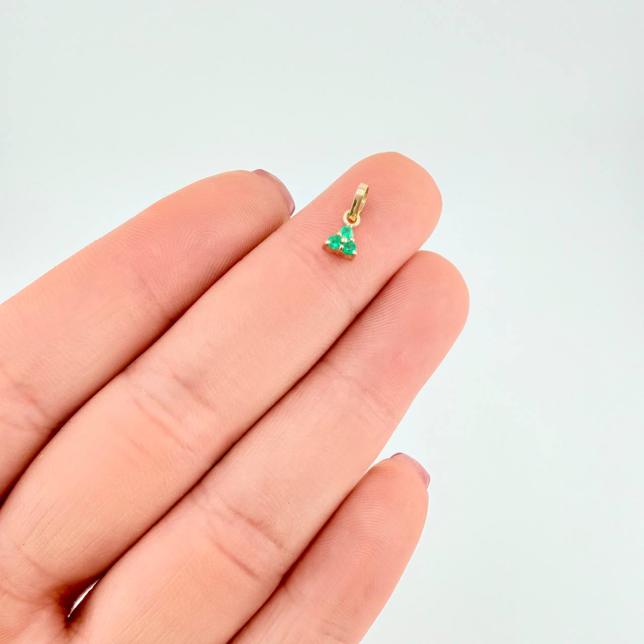 Dije Triangulo Esmeraldas 13pts 0.3g / 1cm Oro Amarillo 18K