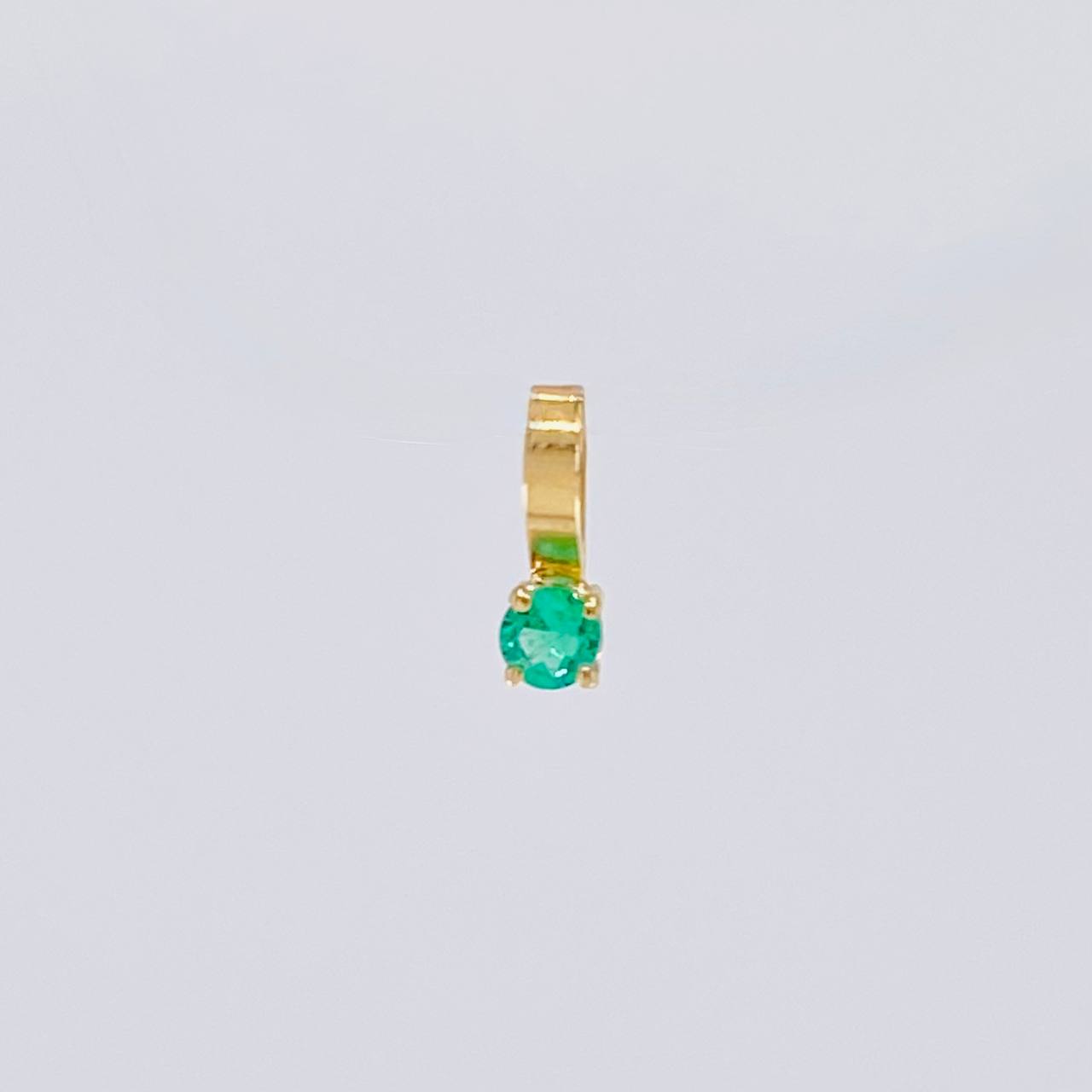 Dije Circulo Esmeralda 3pts 0.1g / 0.6cm Oro Amarillo 18K