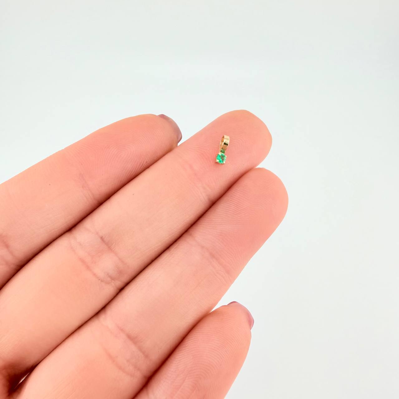 Dije Circulo Esmeralda 3pts 0.1g / 0.6cm Oro Amarillo 18K