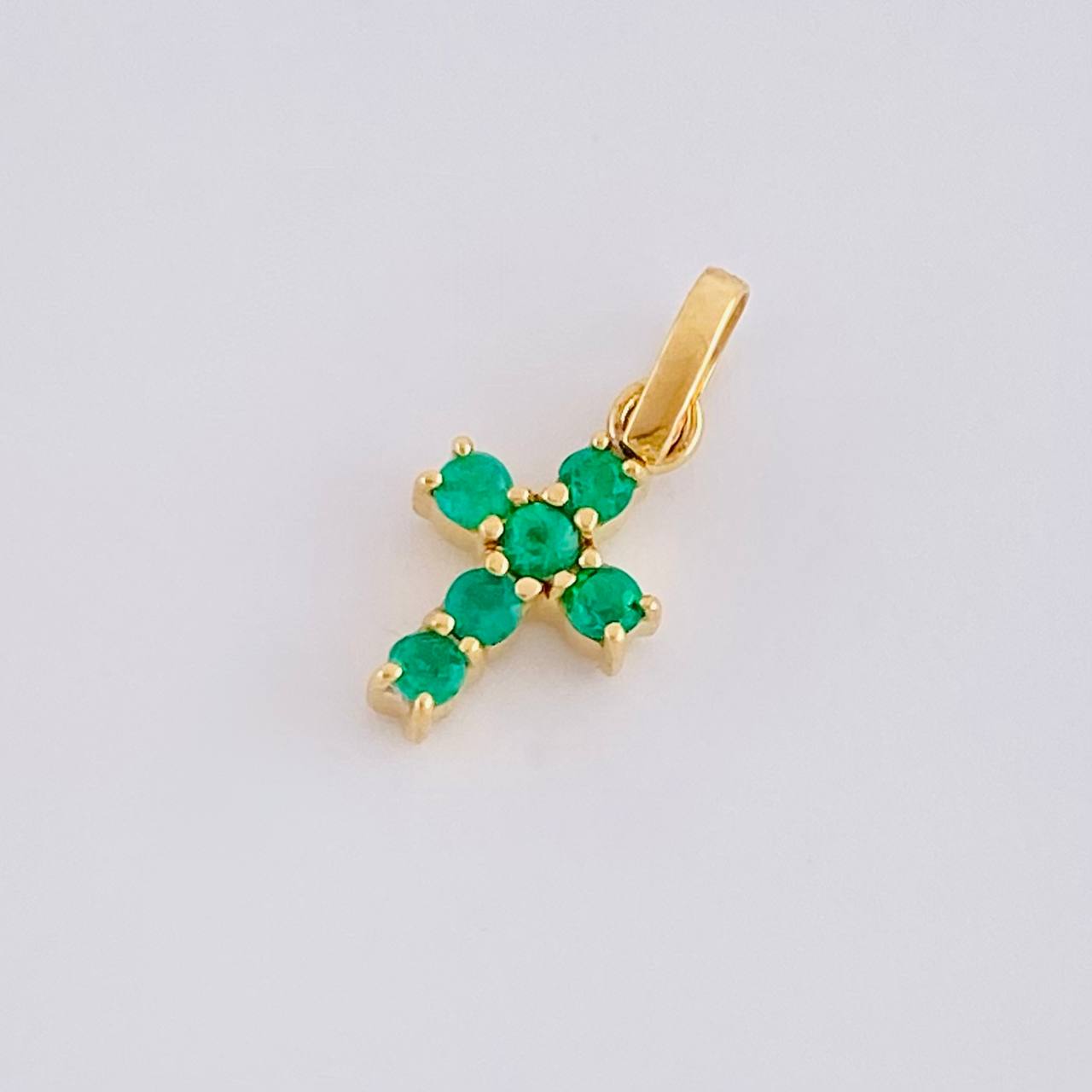 Dije Cruz Tupida Esmeraldas 8pts 0.4g / 1.3cm Oro Amarillo 18K