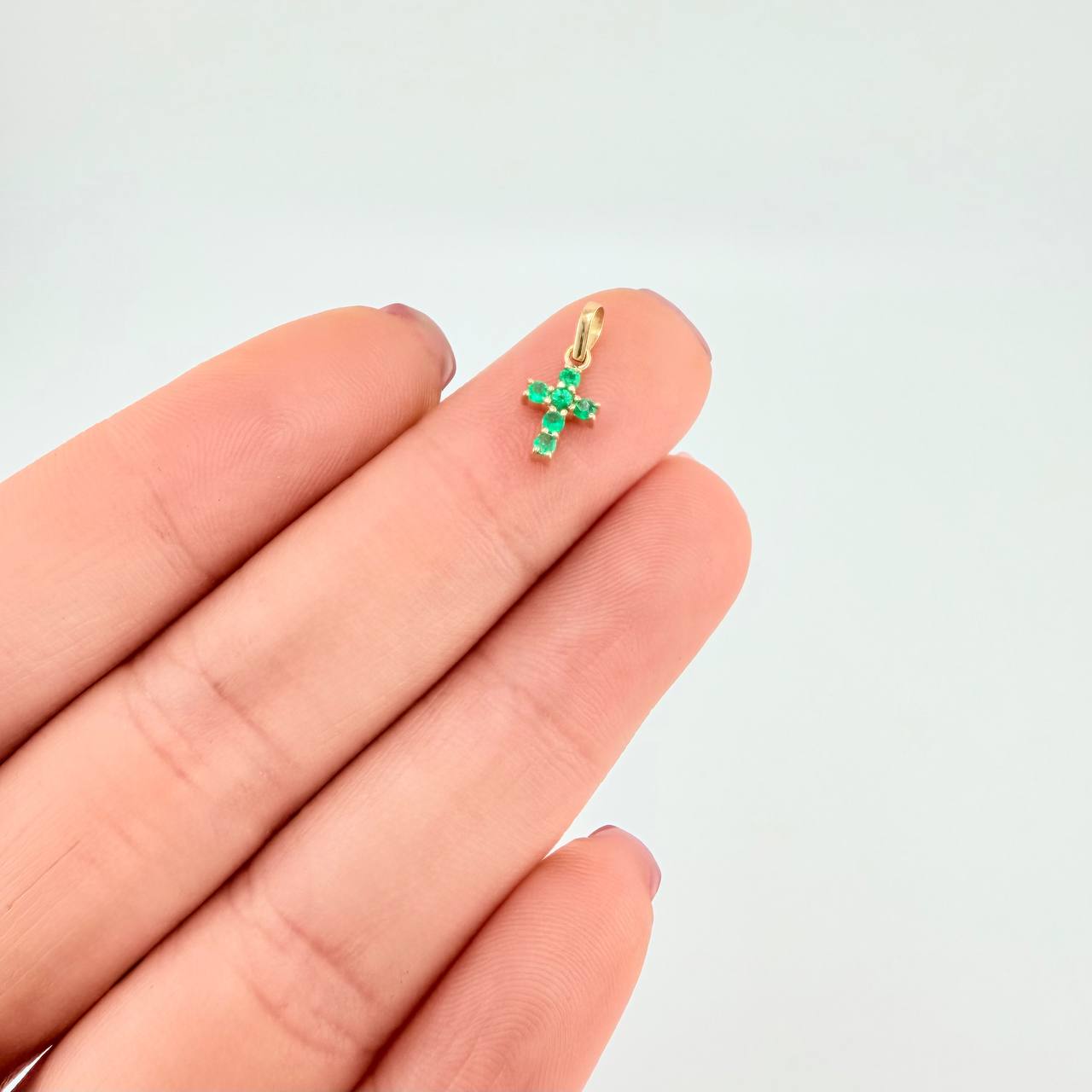 Dije Cruz Tupida Esmeraldas 8pts 0.4g / 1.3cm Oro Amarillo 18K