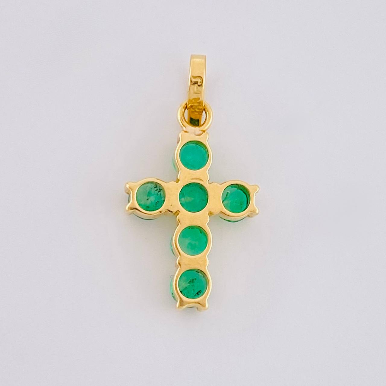 Dije Cruz Tupida Circular Esmeraldas 36pts 0.8g / 1.8cm Oro Amarillo 18K