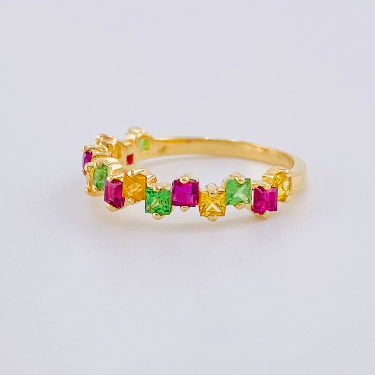 Anillo Carril Fucsias Verdes Amarillos Zafiros 95pts 1.95g / T4 1/2 Oro Amarillo 18K