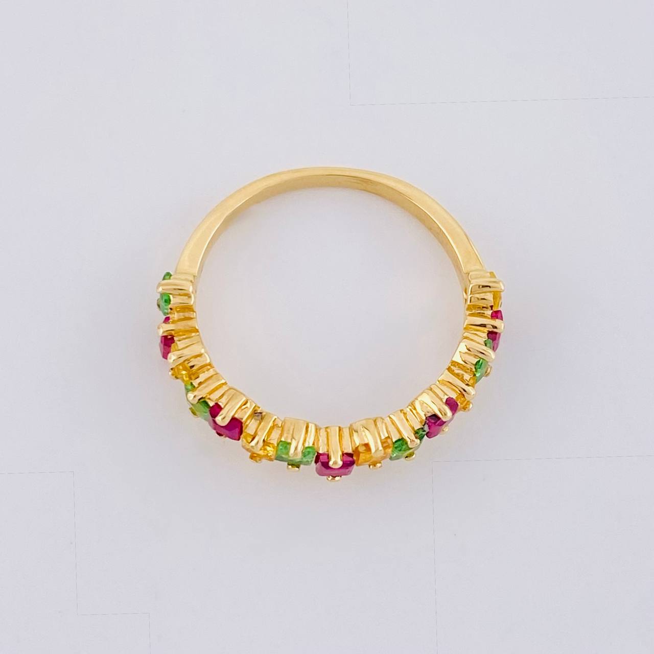 Anillo Carril Fucsias Verdes Amarillos Zafiros 95pts 1.95g / T4 1/2 Oro Amarillo 18K
