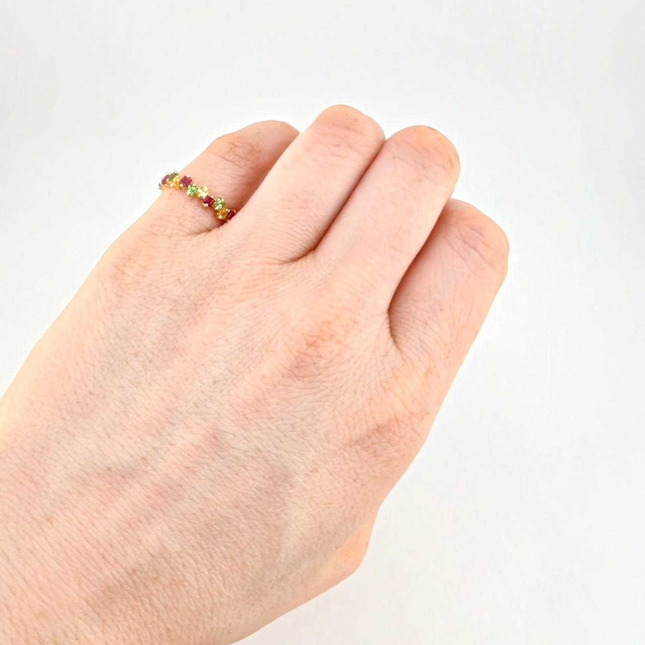 Anillo Carril Fucsias Verdes Amarillos Zafiros 95pts 1.95g / T4 1/2 Oro Amarillo 18K