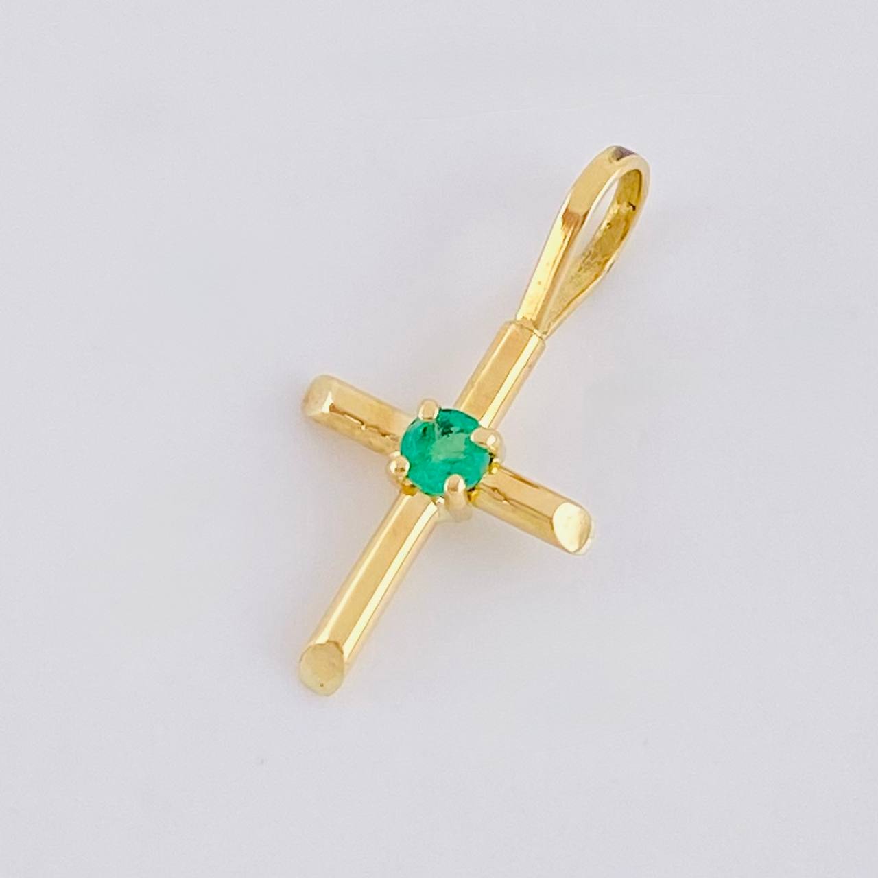 Dije Cruz Puntas Lisas Esmeralda 6pts 0.35g / 1.7cm Oro Amarillo 18K