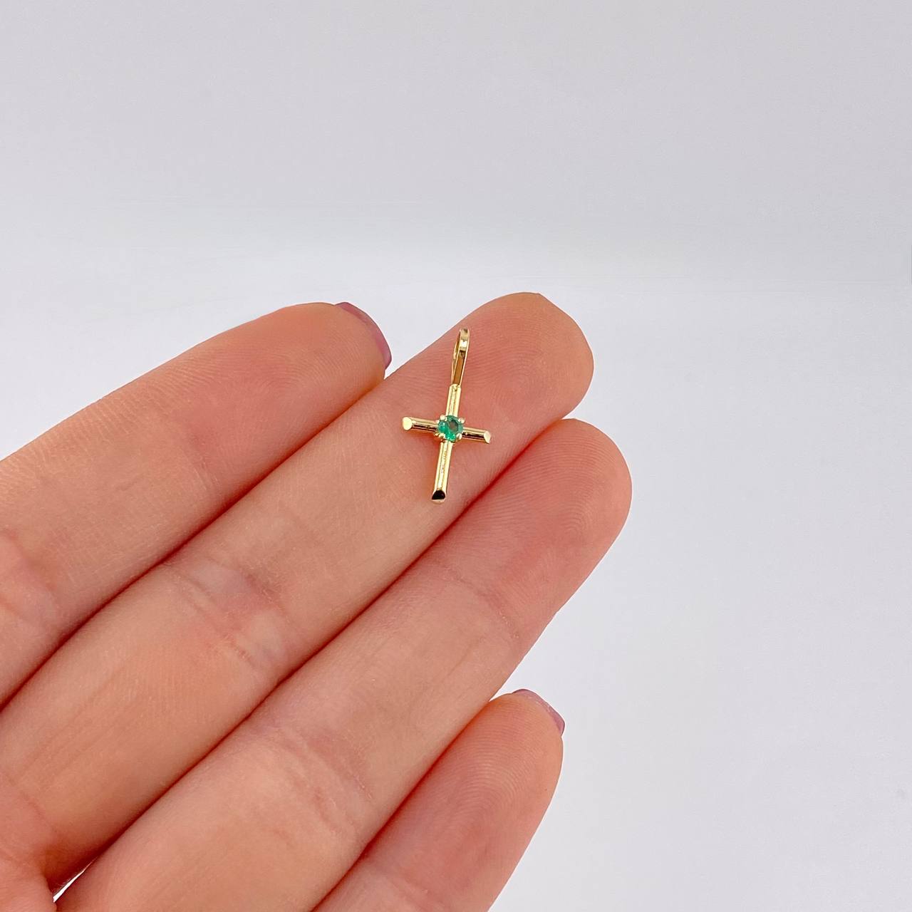 Dije Cruz Puntas Lisas Esmeralda 6pts 0.35g / 1.7cm Oro Amarillo 18K