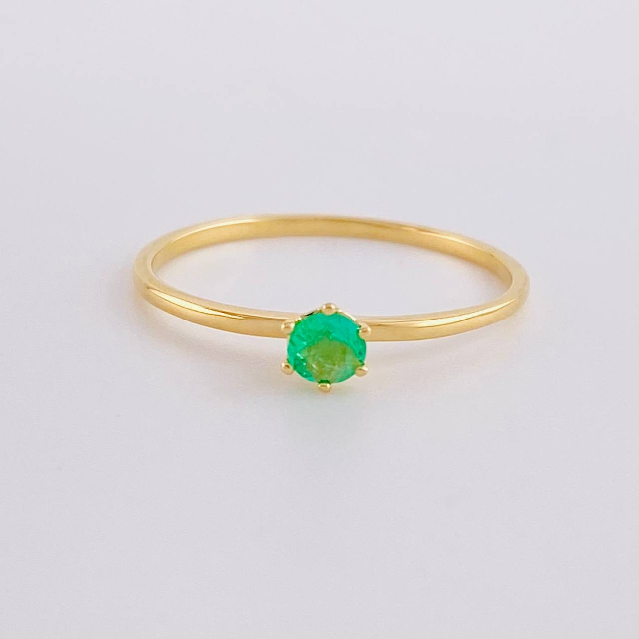 Anillo Solitario Seis Garras Esmeralda 10pts 0.85g / T5 1/4 Oro Amarillo 18K