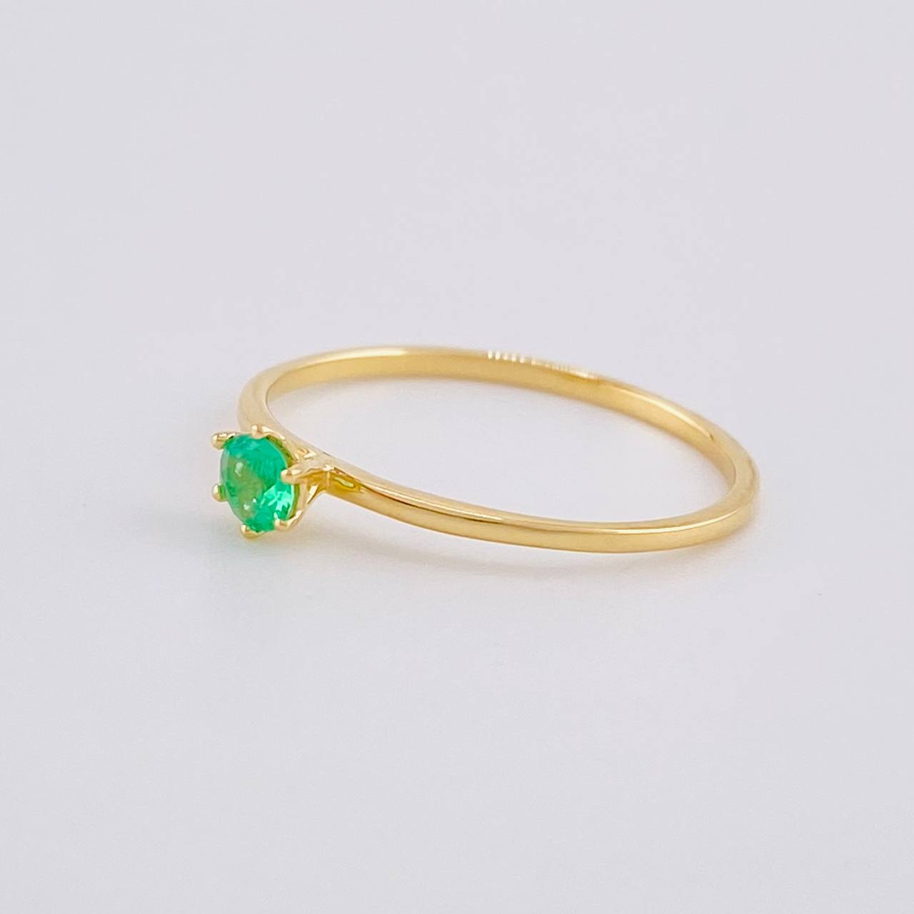 Anillo Solitario Seis Garras Esmeralda 10pts 0.85g / T5 1/4 Oro Amarillo 18K