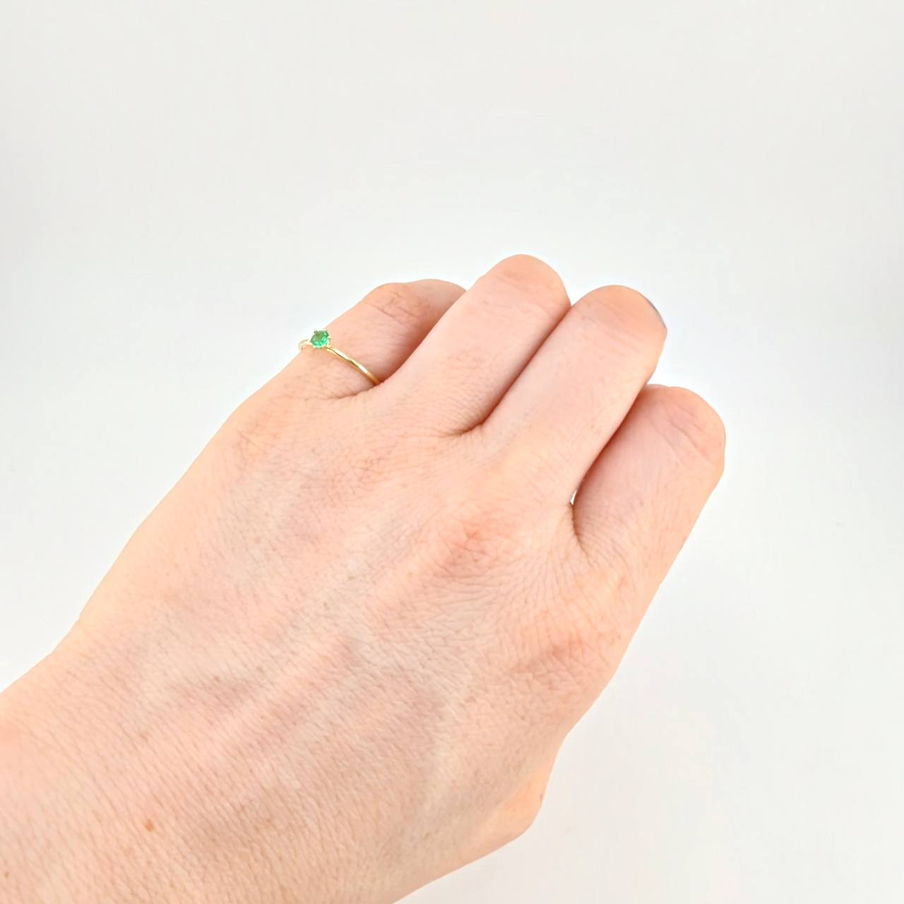 Anillo Solitario Seis Garras Esmeralda 10pts 0.85g / T5 1/4 Oro Amarillo 18K