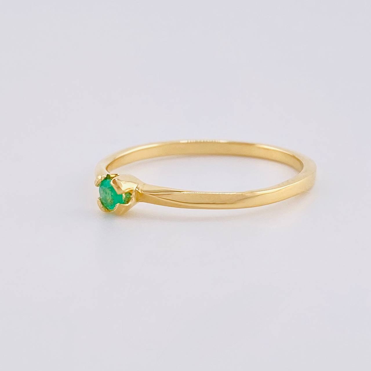 Anillo Solitario Cuatro Garras Esmeralda 6pts 1.55g / T6 3/4 Oro Amarillo 18K