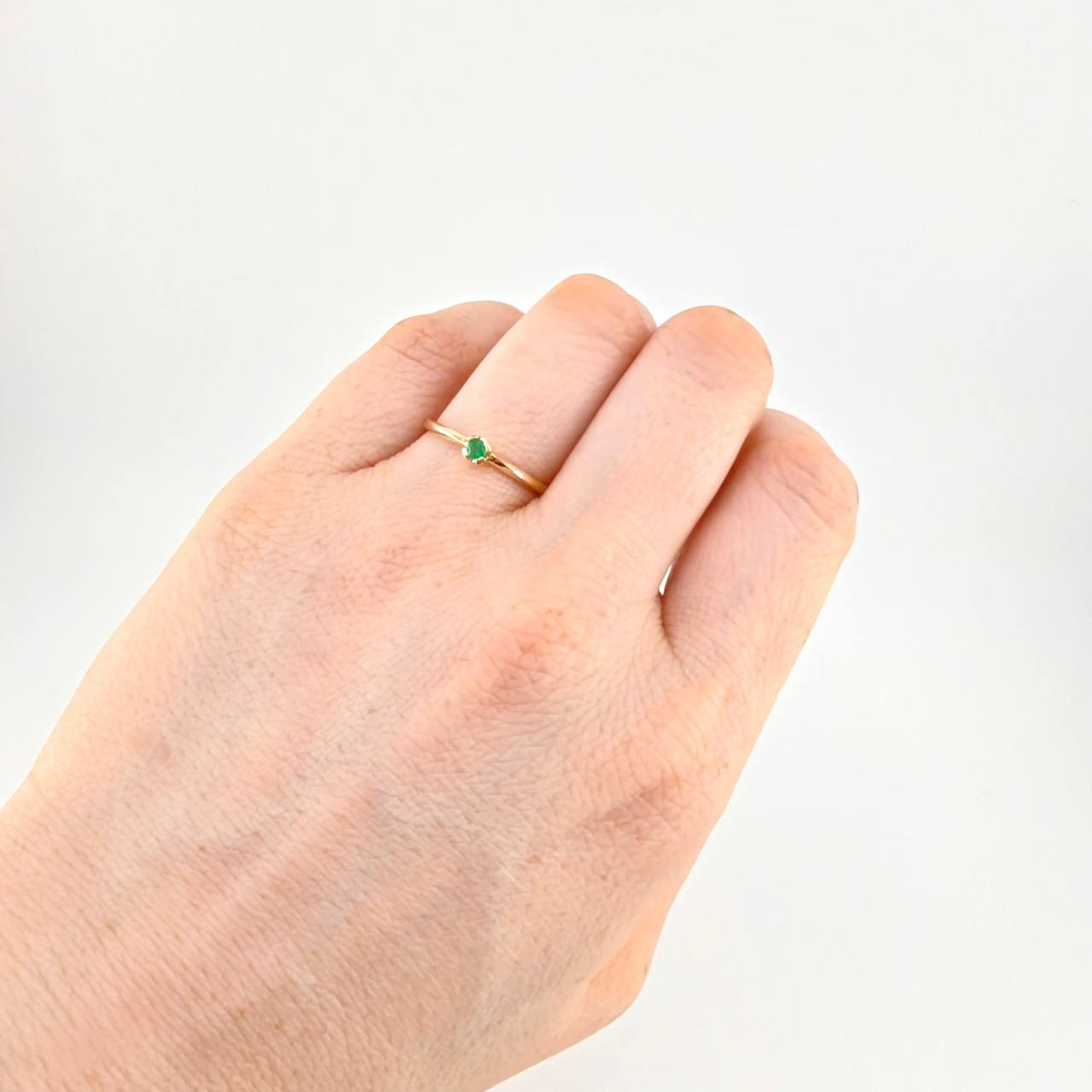 Anillo Solitario Cuatro Garras Esmeralda 6pts 1.55g / T6 3/4 Oro Amarillo 18K