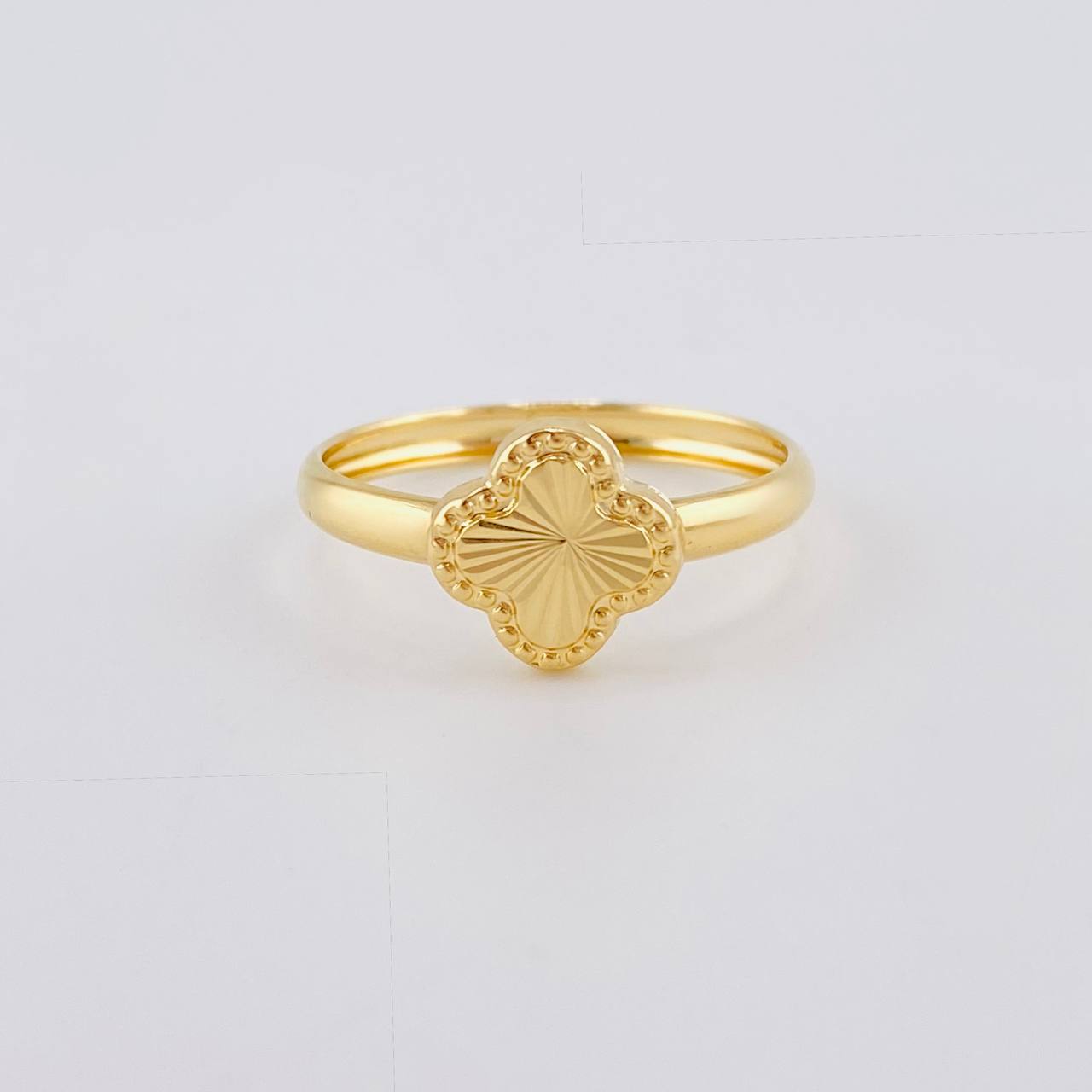 Anillo Trebol Diamantado 1.05g / T8 3/4 Oro Amarillo 18K