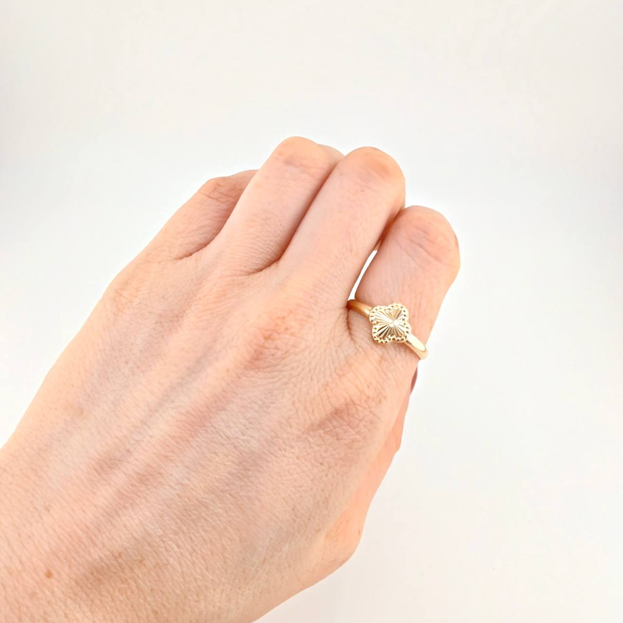 Anillo Trebol Diamantado 1.05g / T8 3/4 Oro Amarillo 18K