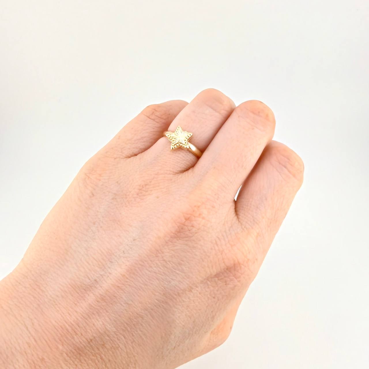 Anillo Estrella Diamantada 0.95g / T7 1/2 Oro Amarillo 18K