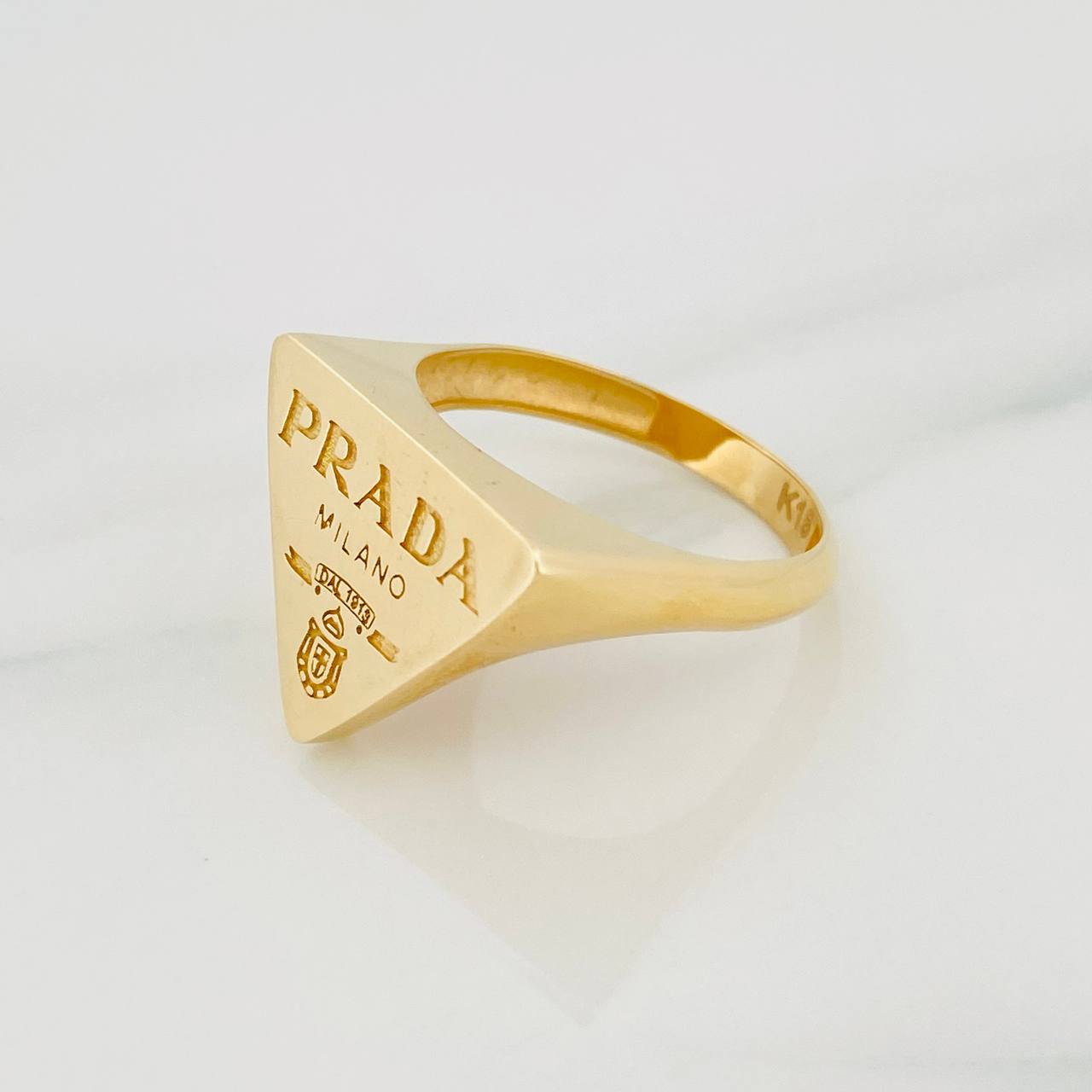 Anillo Sello Triangular 3.4g / T8 Oro Amarillo 18K