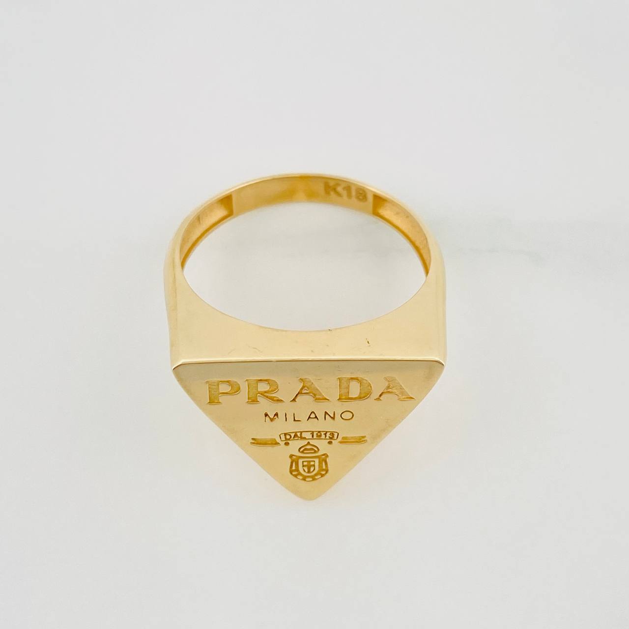 Anillo Sello Triangular 3.4g / T8 Oro Amarillo 18K
