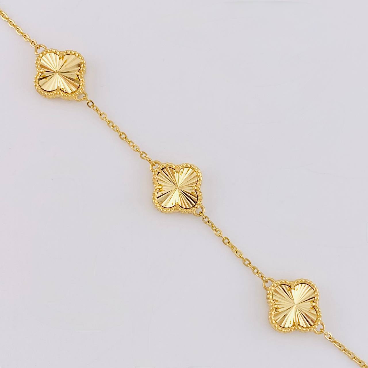 Pulso Trebol Aro Seguido Diamantado 5.75g / 17.6cm / 1.55mm Oro Amarillo 18K