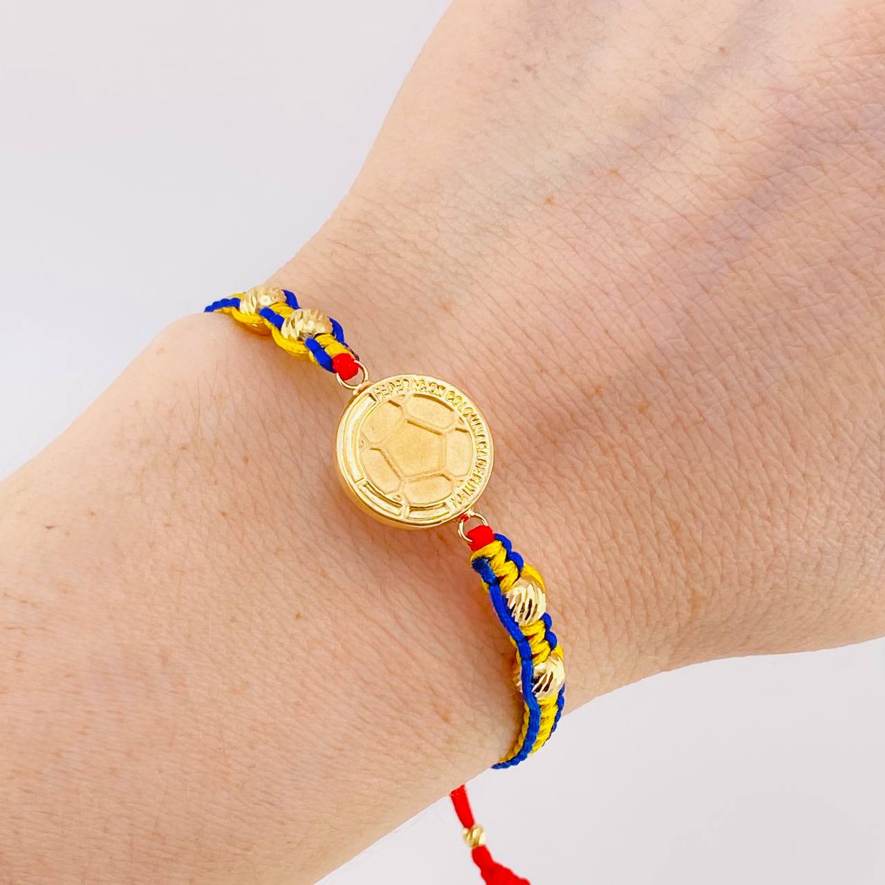 Pulsera Tejida Tricolor Herraje Balón Oro Amarillo 18K