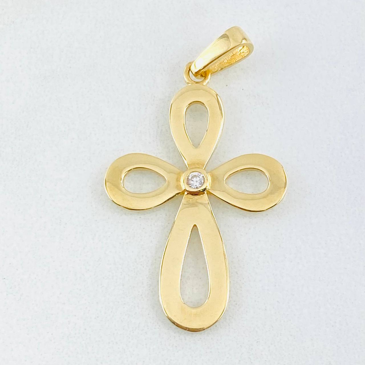 Dije Cruz Floreada 2.7gr / 3.7cm / Oro Amarillo 18K