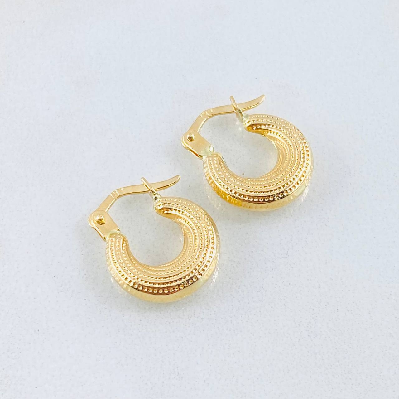 Candongas Meza Punteada 1.15gr / 1.5cm / Oro Amarillo 18K *