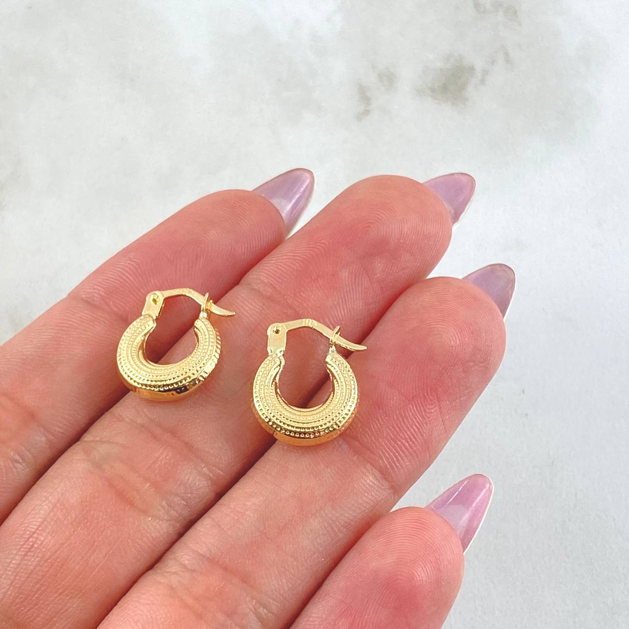 Candongas Meza Punteada 1.15gr / 1.5cm / Oro Amarillo 18K *