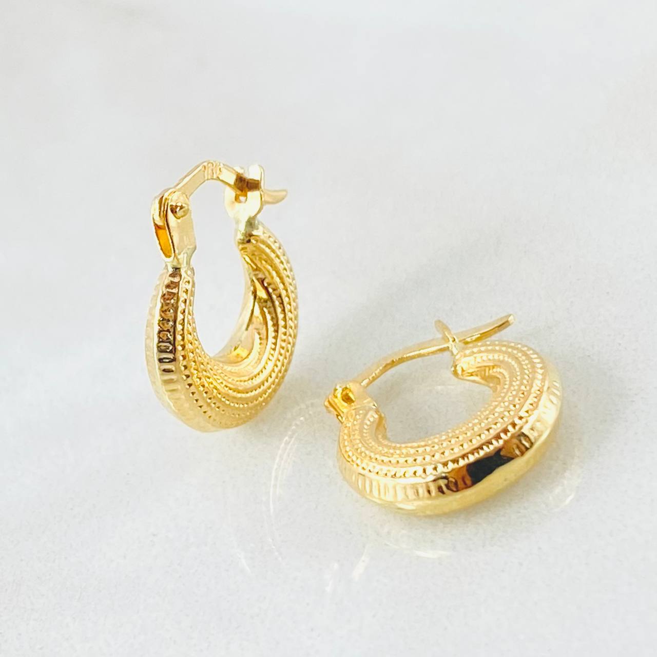 Candongas Meza Punteada 1.15gr / 1.5cm / Oro Amarillo 18K *