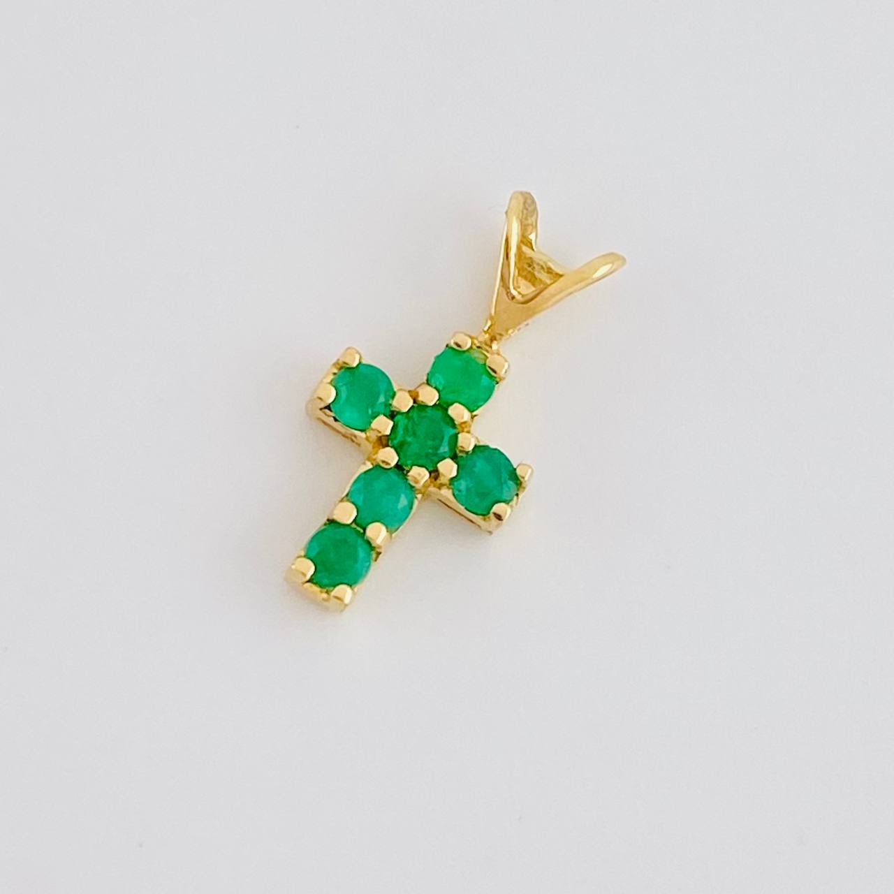 Dije Cruz Tupida Esmeraldas 18pts 0.45g / 1.3cm Oro Amarillo 18K