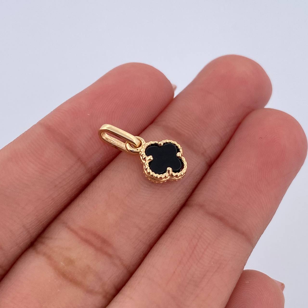 Dije Trebol 0.8gr / 1.5cm / Onix Negra Oro Amarillo 18K &