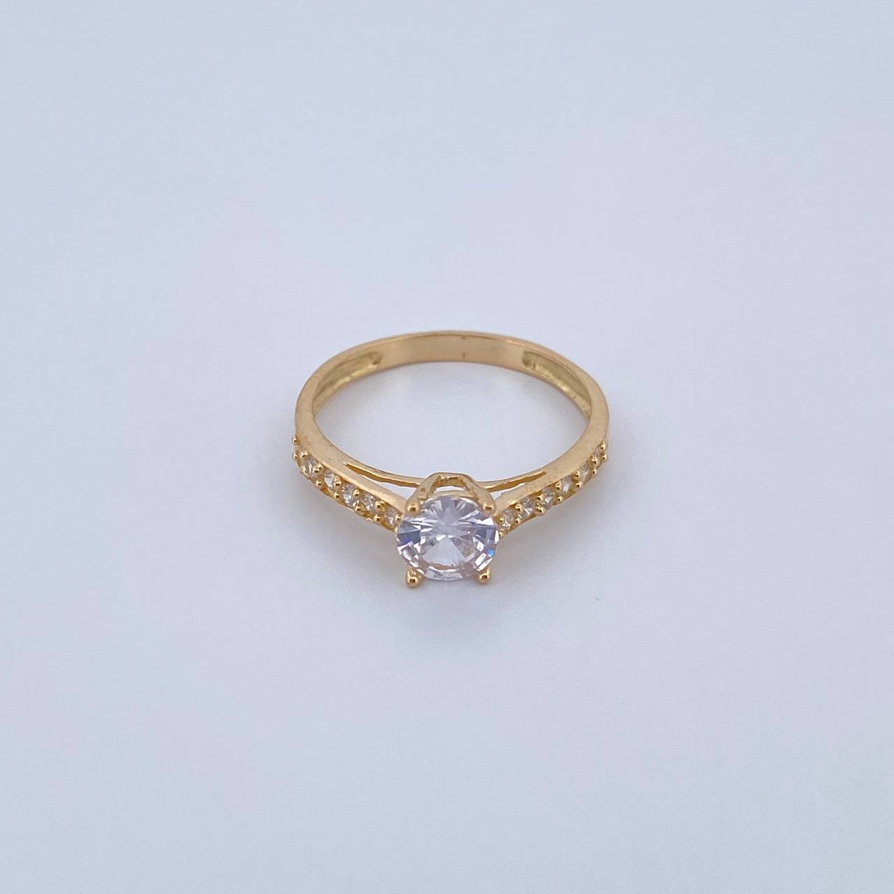 Anillo Solitario Churumbela 2.15gr / T7 1/2 / Circones Blancos Oro Amarillo 18K &