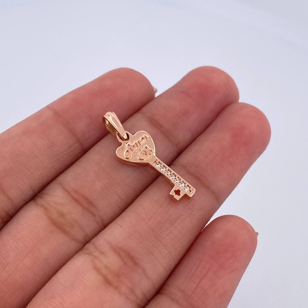 Dije Llave 1.25gr / 2.4cm / Circones Blancos Oro Rosa 18K &