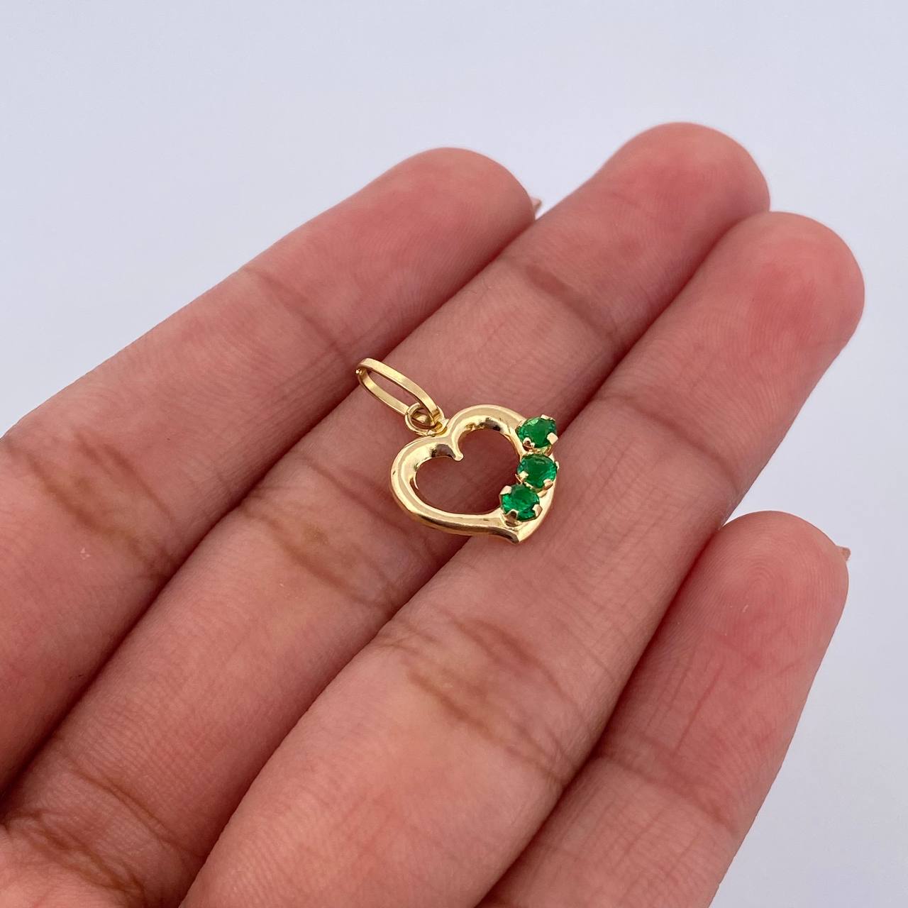 Dije Silueta Corazon 0.4gr / 1.7cm / Circones Verdes Oro Amarillo 18K &