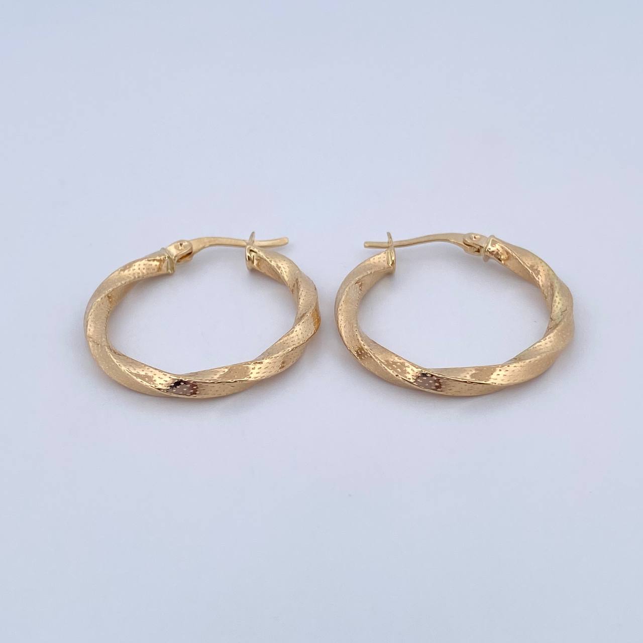 Candongas Tori 2.3gr / 2.7cm / Punteadas Oro Amarillo 18K &