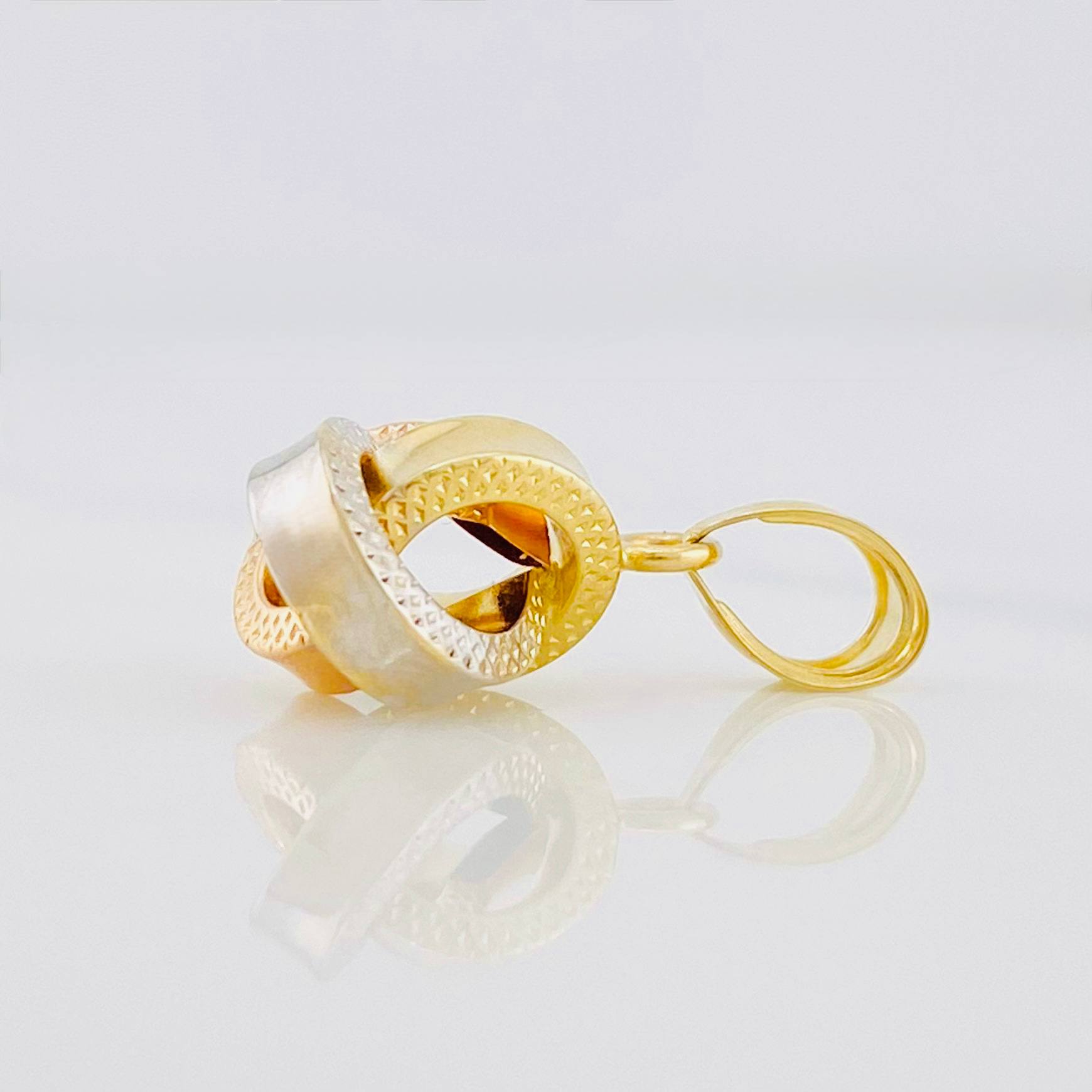 Dije Nudo 0.55g / 1.5cm Tres Oros 18K