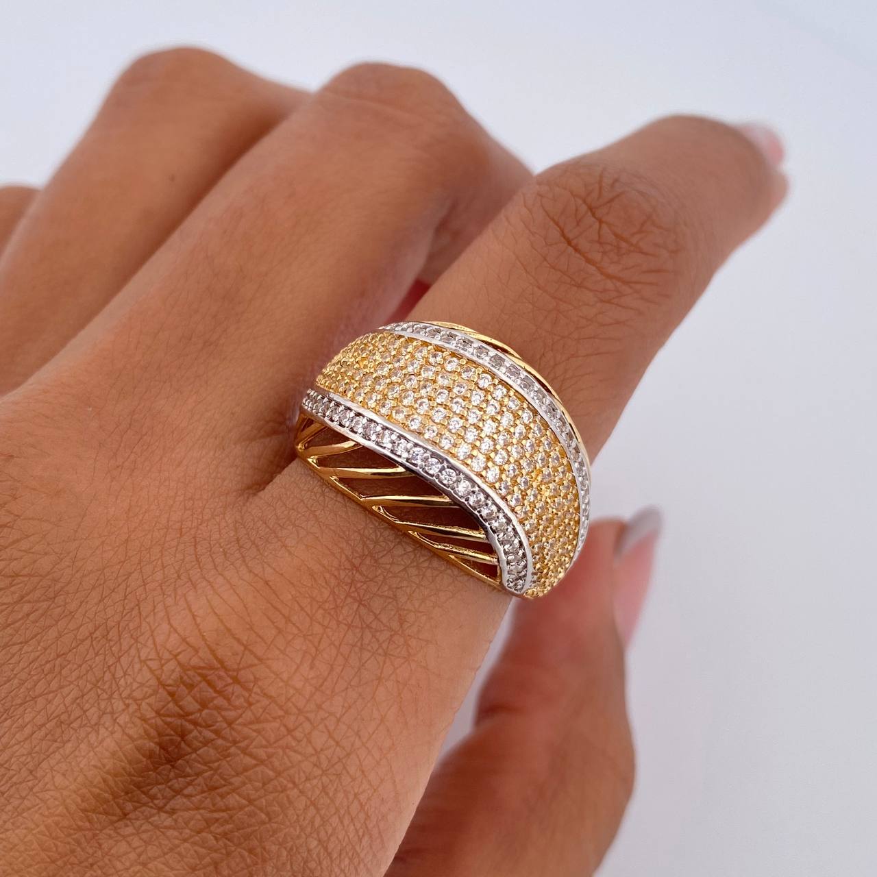 Anillo Linea Curva 6.5gr / T8 1/4 / Circones Blancos Dos Oros Amarillo Blanco 18K $
