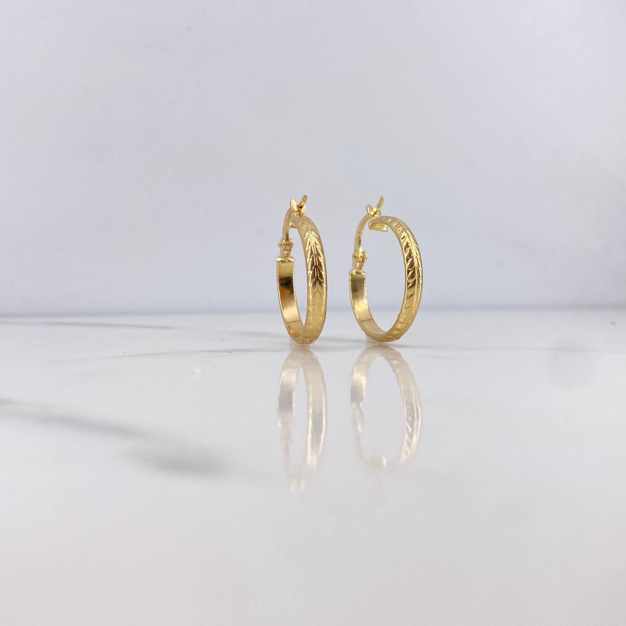 Candongas Kuki 1.7gr / 2.3cm / Rayadas Oro Amarillo 18K $