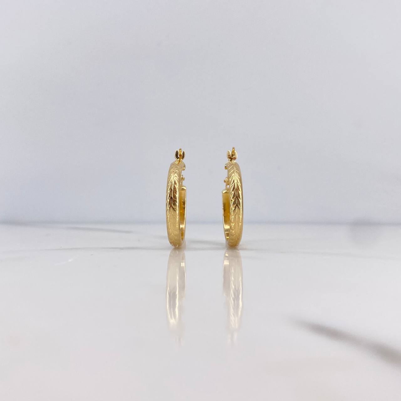Candongas Kuki 1.7gr / 2.3cm / Rayadas Oro Amarillo 18K $