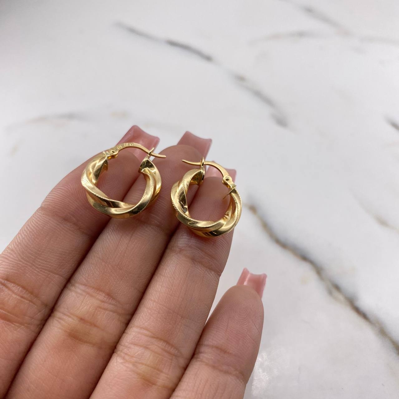Candongas Clau 2.35gr / 1.9cm / Rayadas Oro Amarillo 18K $