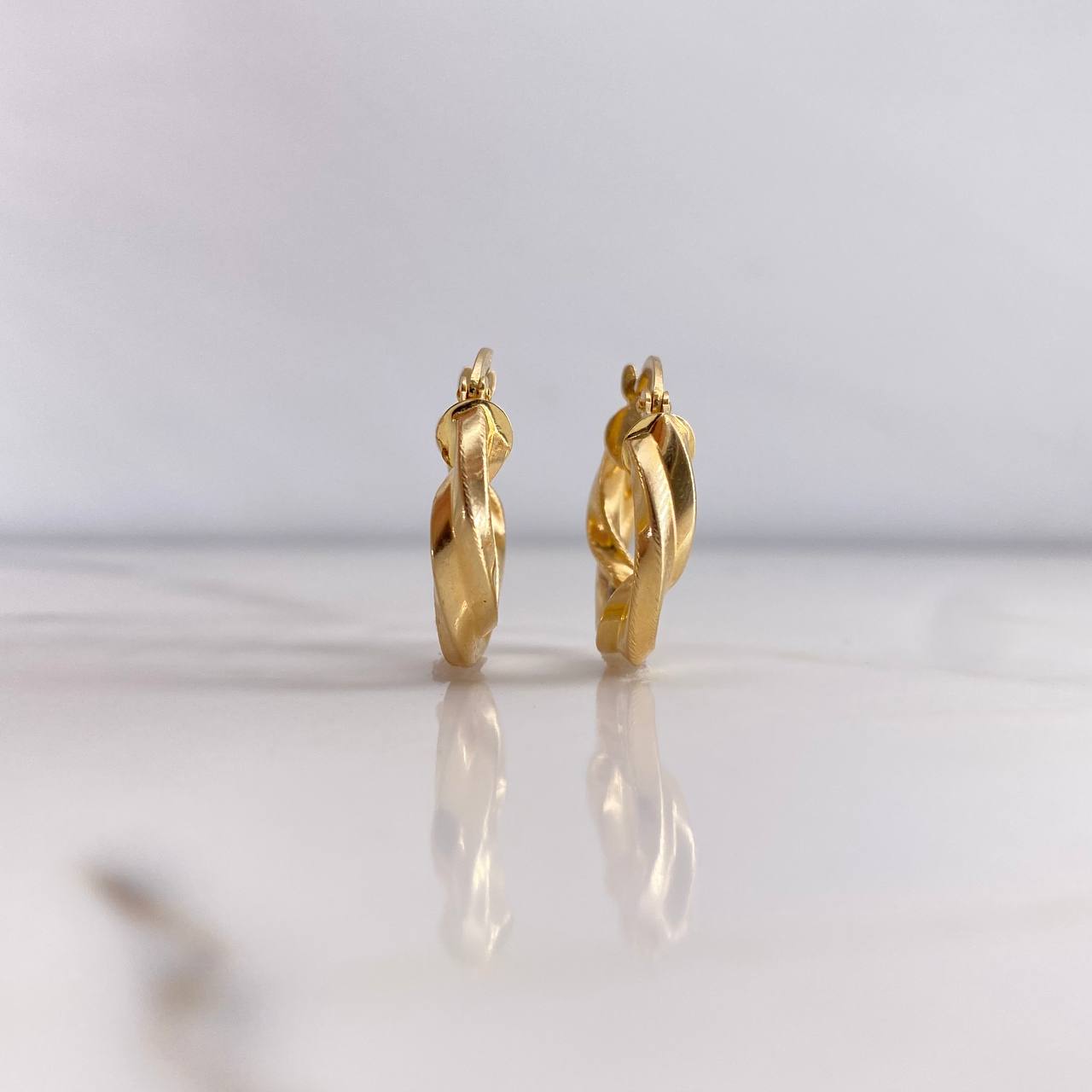 Candongas Clau 2.35gr / 1.9cm / Rayadas Oro Amarillo 18K $