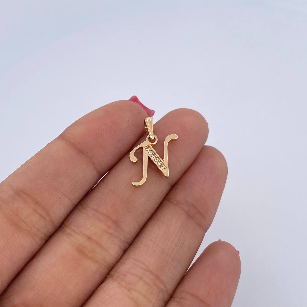 Dije Letra N 1.05gr / 1.8cm / Circones Blancos Oro Amarillo 18K &