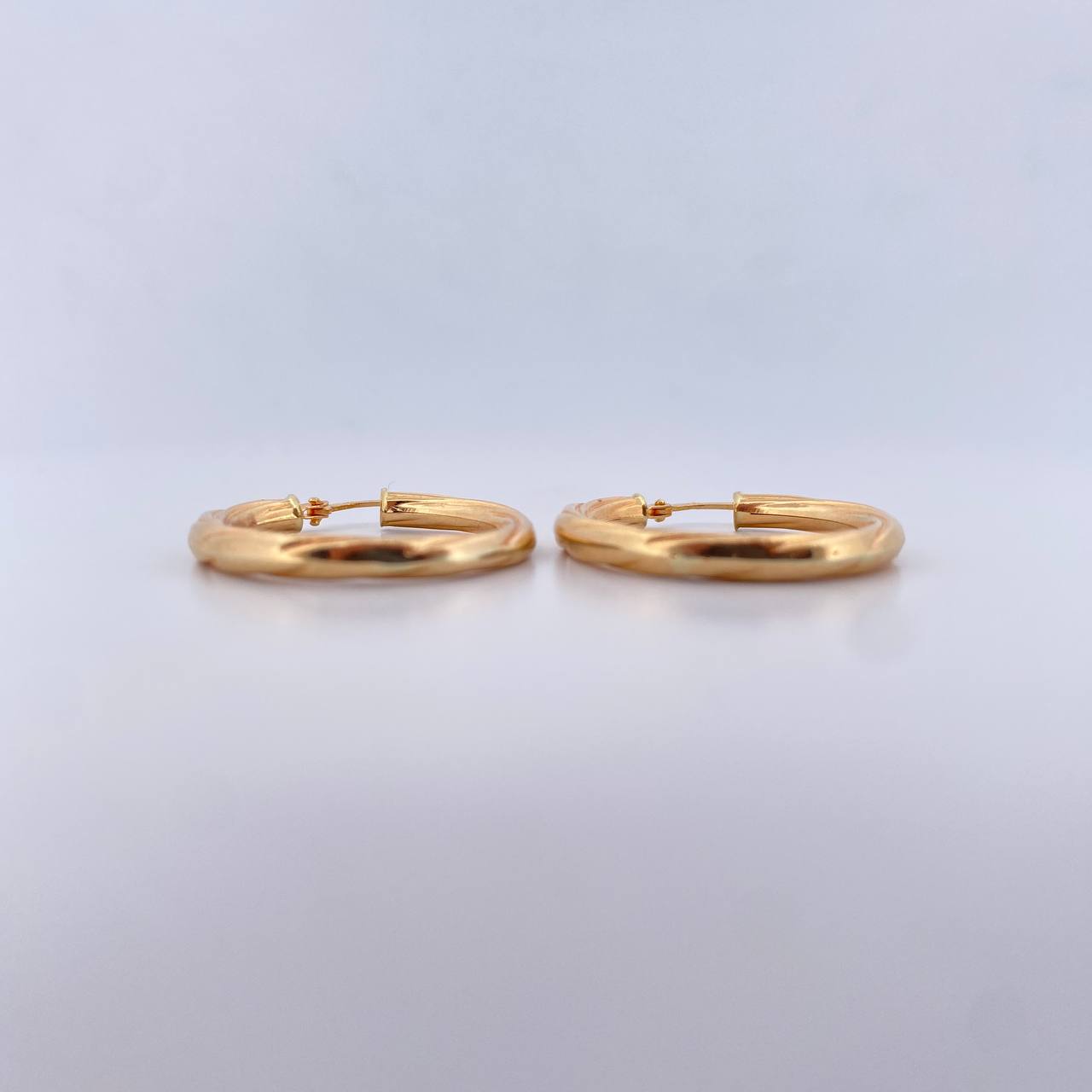 Candongas Mary 2.8gr / 3cm / Rayadas Oro Amarillo 18K $