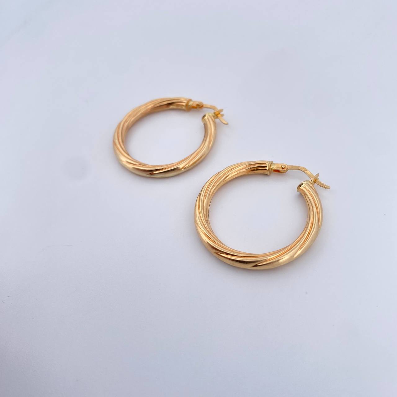 Candongas Mary 2.8gr / 3cm / Rayadas Oro Amarillo 18K $