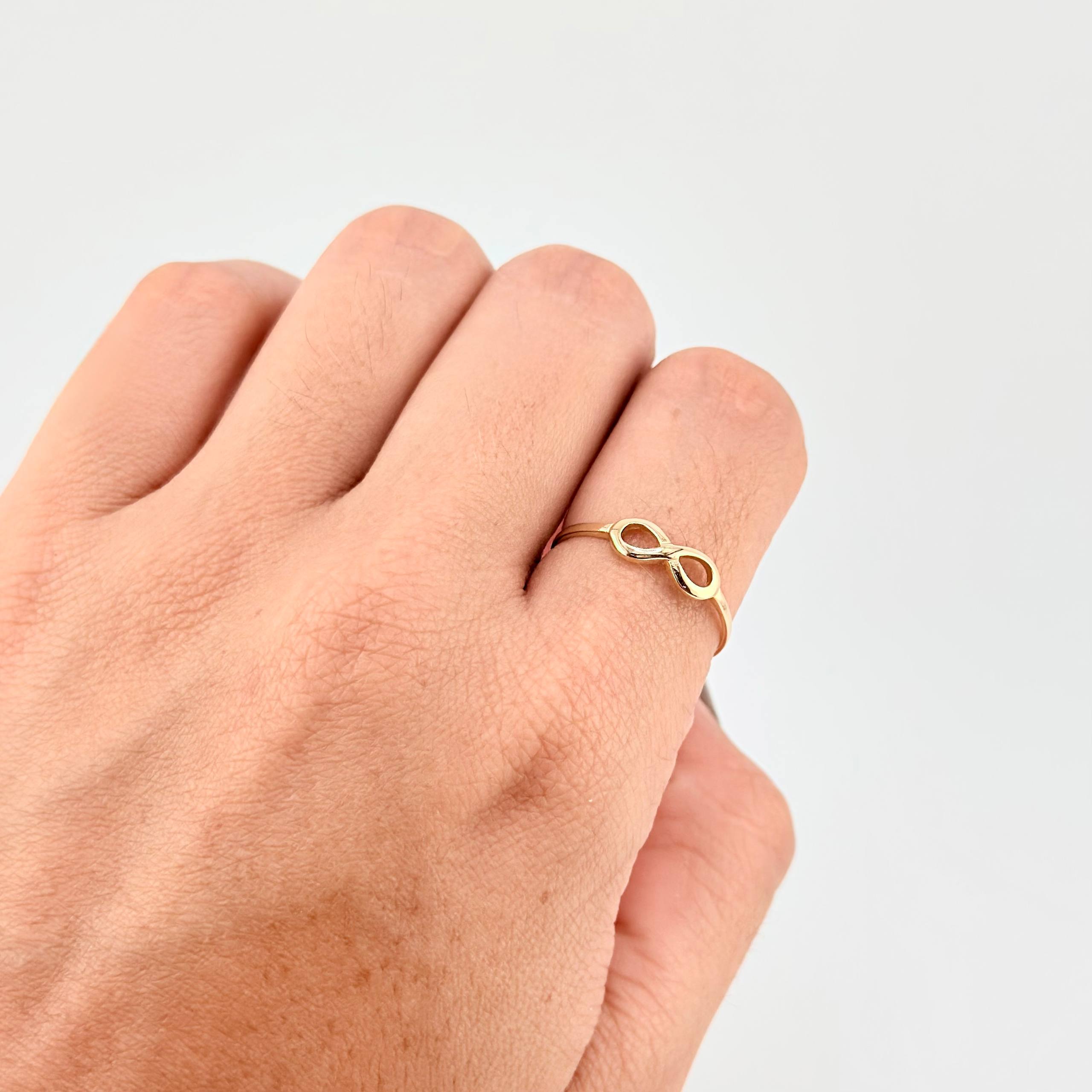 Anillo Infinito 1.05g / T5 3/4 Oro Amarillo 18K