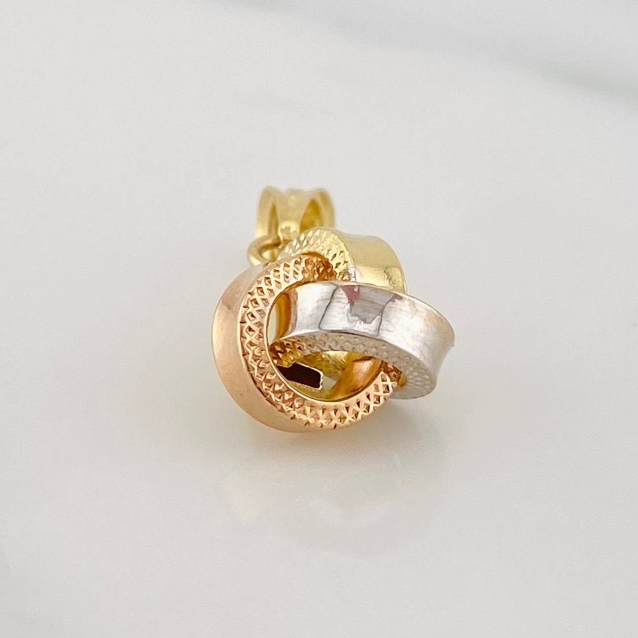 Dije Nudo 0.55g / 1.5cm Tres Oros 18K