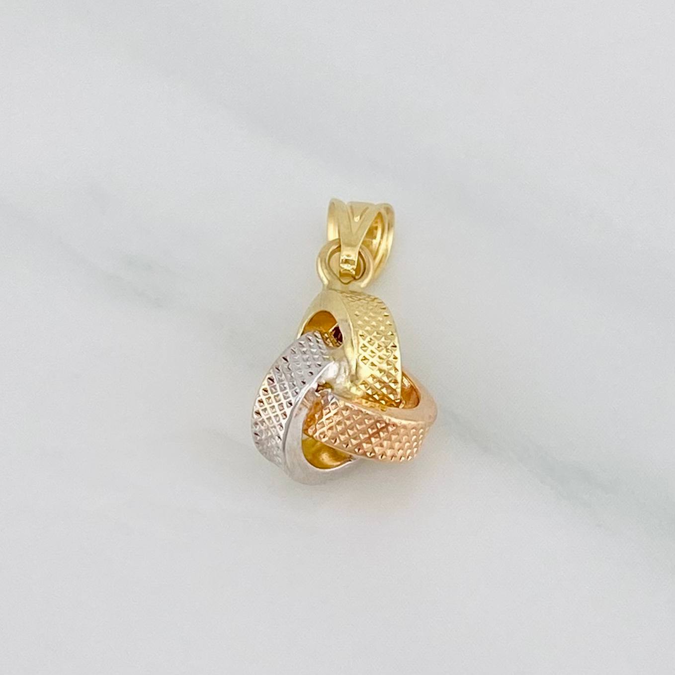 Dije Nudo 0.55g / 1.5cm Tres Oros 18K