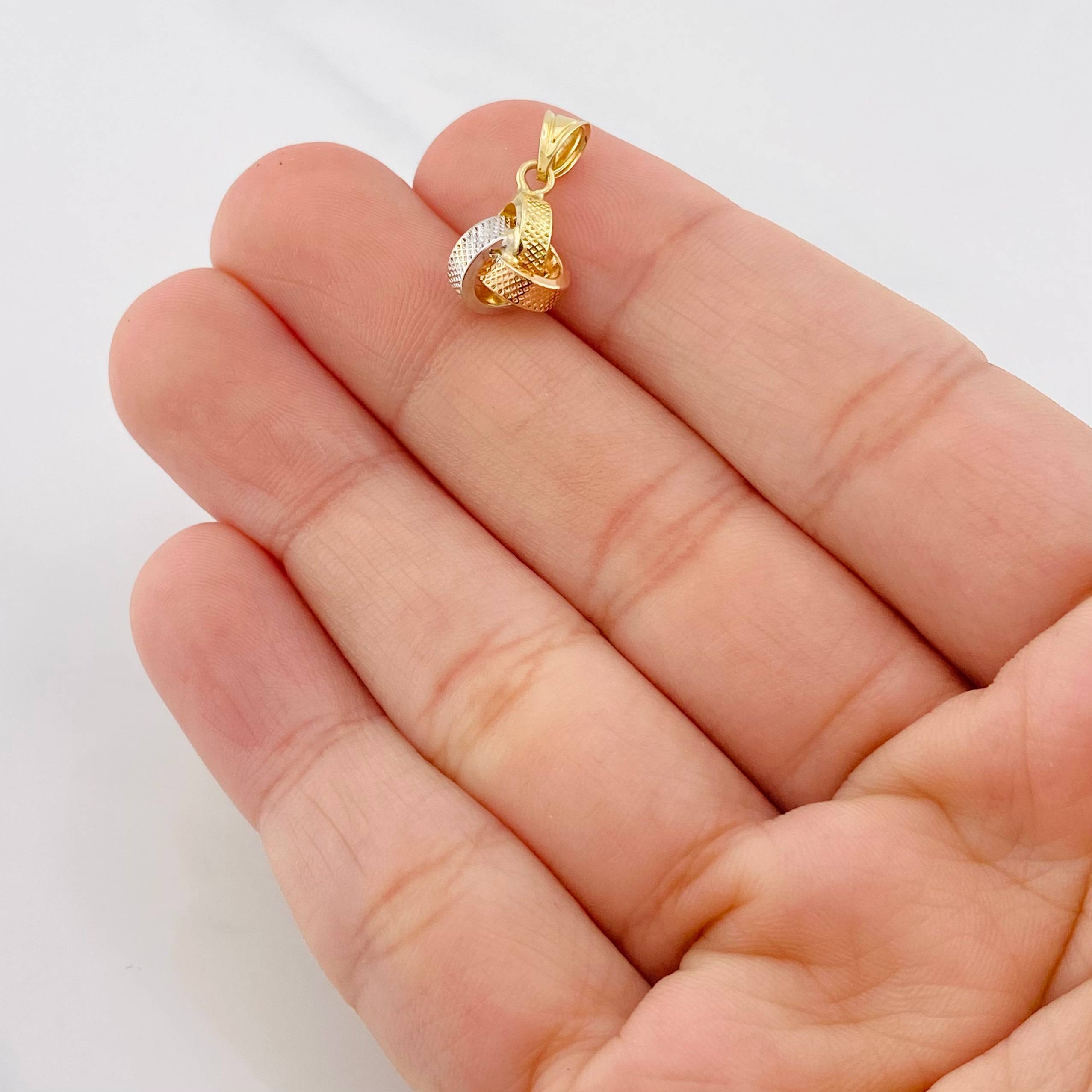 Dije Nudo 0.55g / 1.5cm Tres Oros 18K